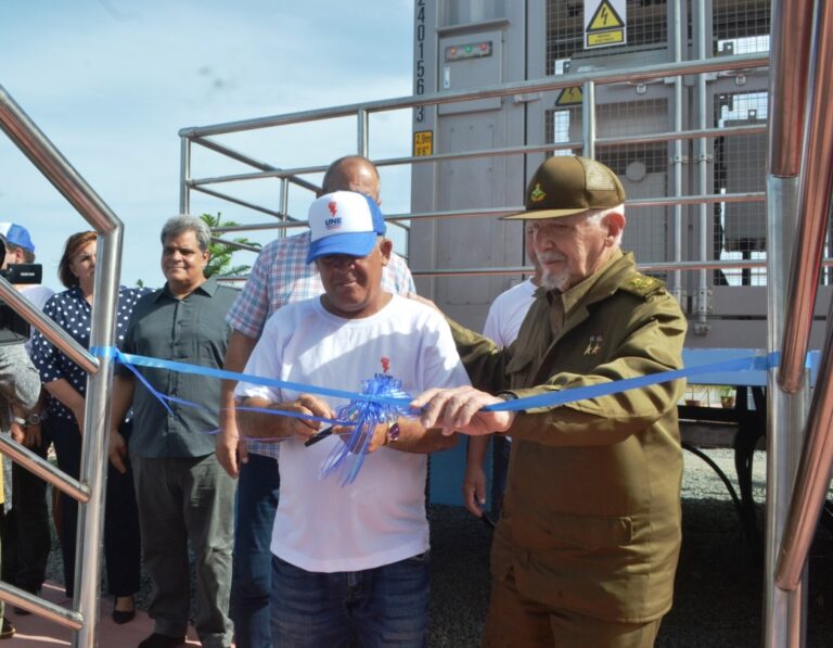 Comandante de la Revolución inaugura Parque Solar Fotovoltaico en Mal Tiempo