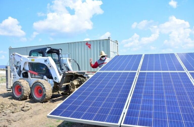 Futuros arquitectos espirituanos se integran a ejecución de parques solares