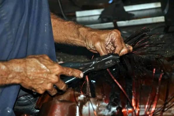 La batalla silenciosa por la energía: siete hombres sostienen la red eléctrica de Granma con ingenio y sacrificio