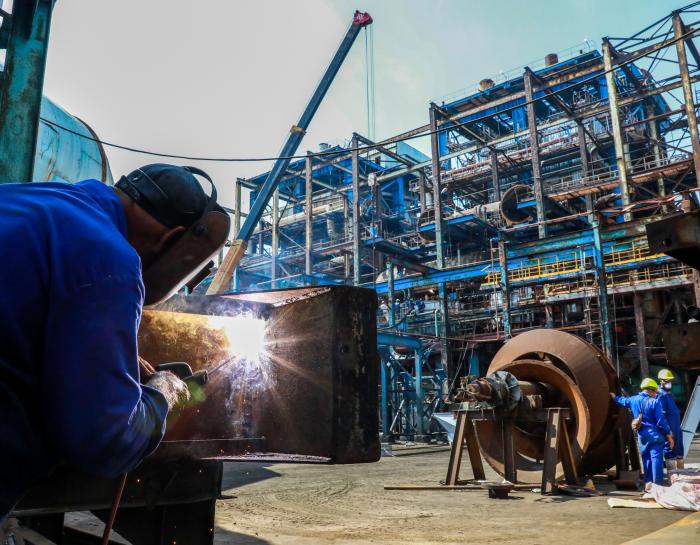 En Santa Cruz y en Cienfuegos trabajan sin descanso para sumar potencia al Sistema Eléctrico